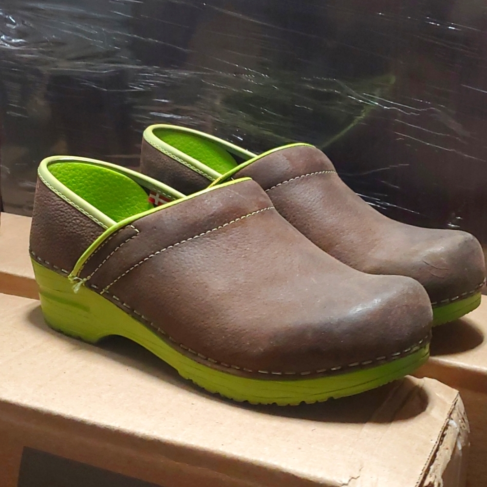 Sanita size 37 clog